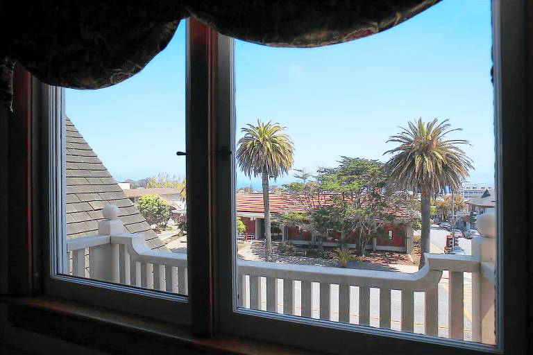 The Charles Pacific Grove - Artfully Designed Inclusive Inn — photo 4