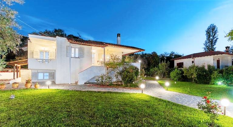 Villa with patio, jacuzzi & barbeque — photo 4