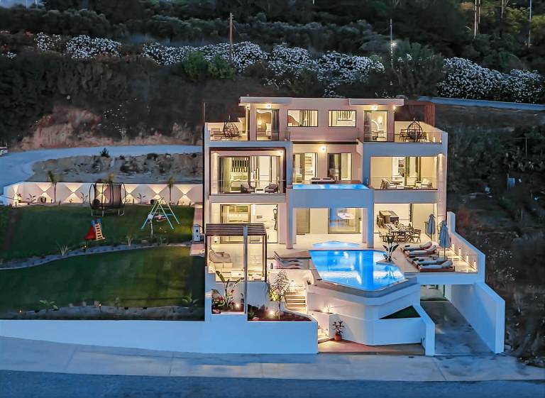 Luxurious Villa Selestine - With Private Pool — photo 4