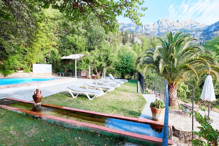 Family-oriented villa with yard, patio & private pool | Pet-friendly — photo 5