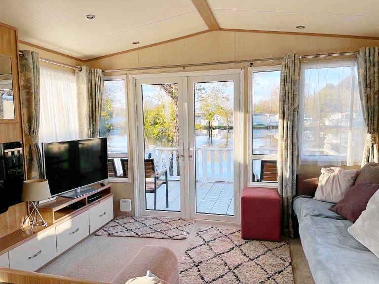 Child-friendly beautiful lodge with sauna | Lake view | Dogs allowed in Cirencester
