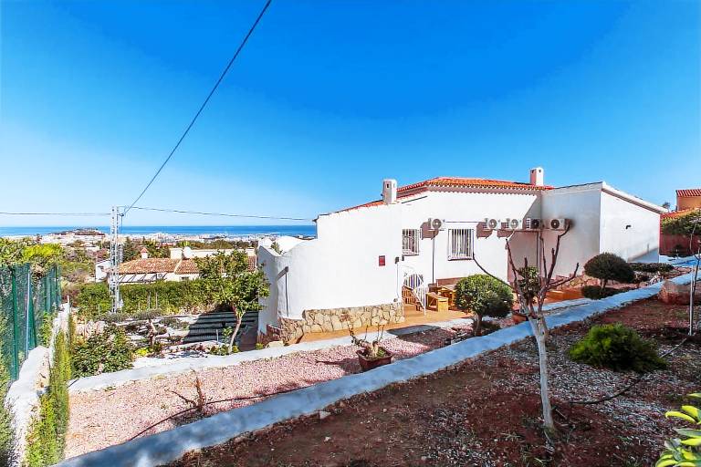 Villa with yard, barbecue & terrace — photo 5