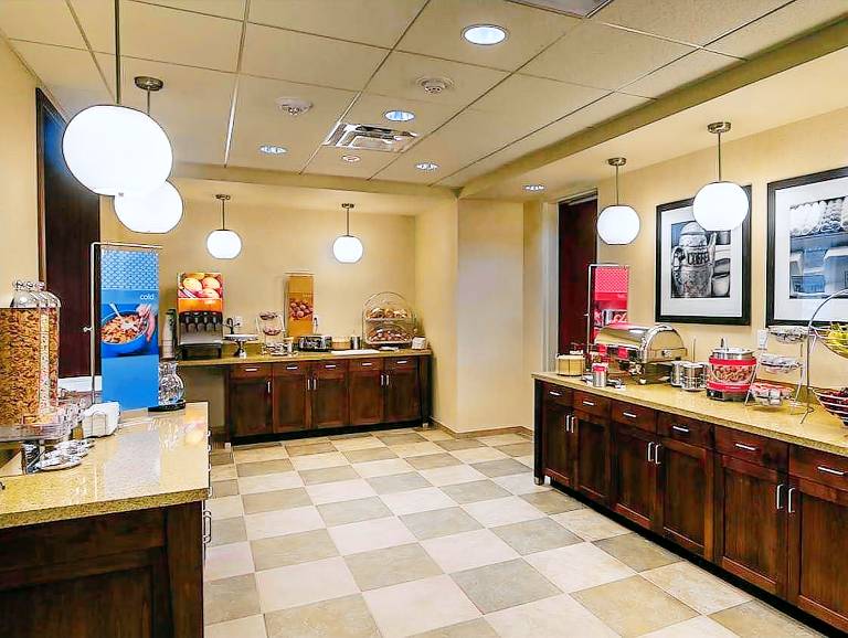Hampton Inn & Suites Salem — photo 3