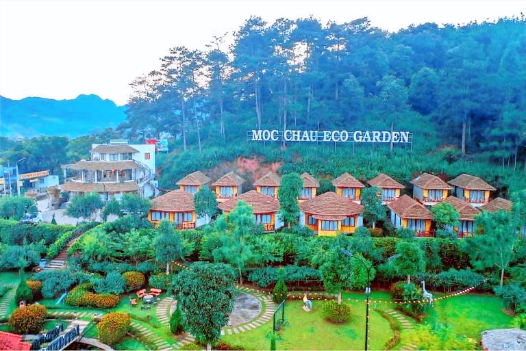 Lodge with barbecue, pool & hot tub | Pets allowed in Moc Chau