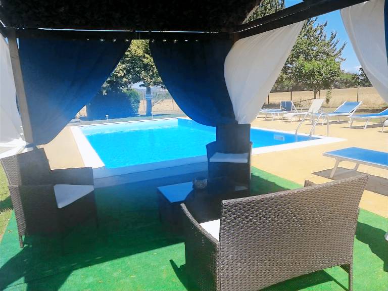 Holiday apartment with barbecue, yard & pool — photo 3