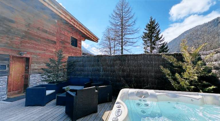 Chalet with jacuzzi — photo 5