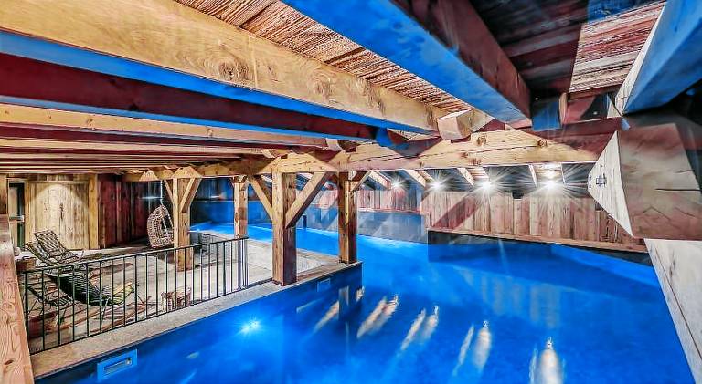 Serviced apartment with sauna, terrace & pool | Next to the ski | Pets allowed in Val-d'Isere