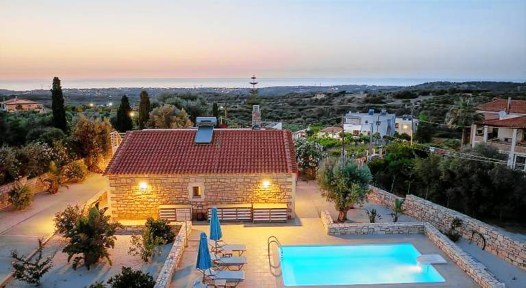 Villa with pool — photo 4