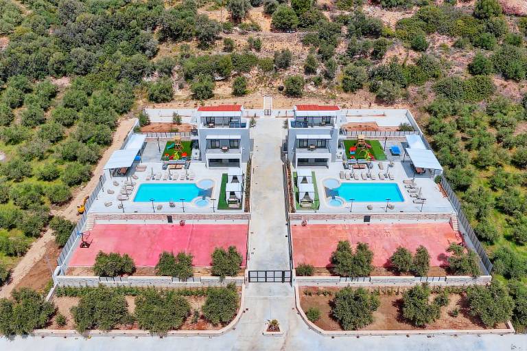 Villa with garden, patio & private pool — photo 2