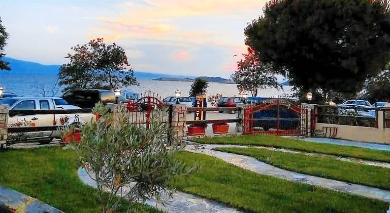 Beautiful serviced apartment with patio & garden | Close to the beach | Pets allowed in Sithonia