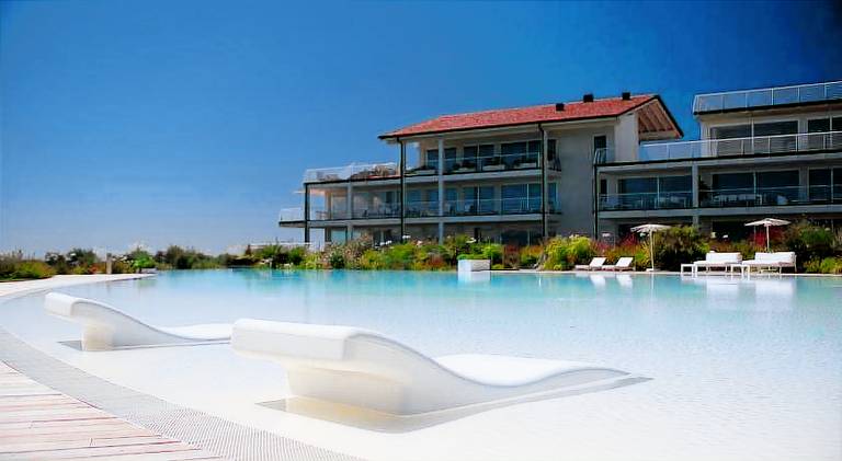 Apartment with pool — photo 3
