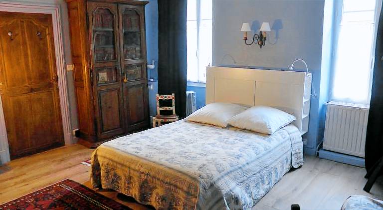 Vaste chambre au centre du bourg