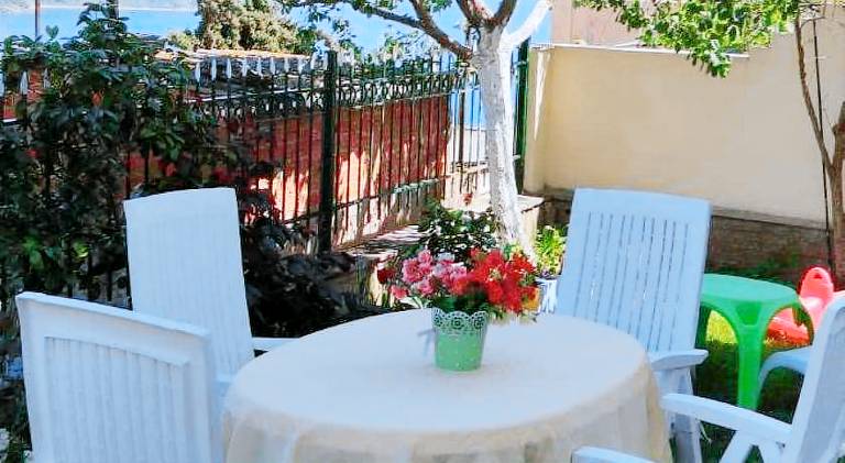 Apartment with terrace & yard — photo 4