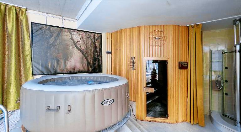 Apartment with pool — photo 4