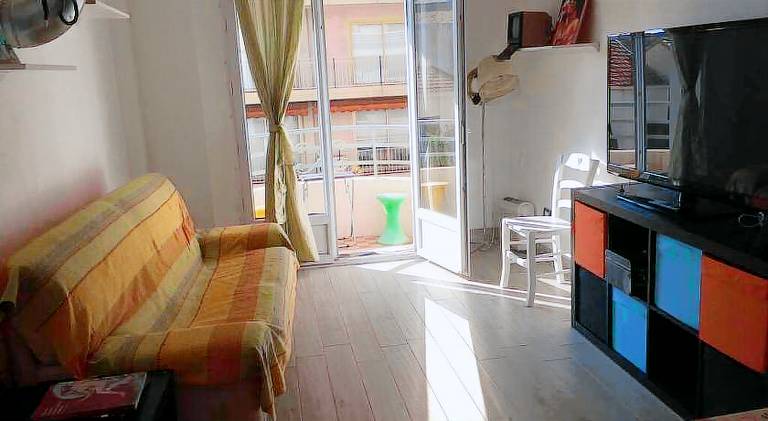 Grand F2 60mq centre Antibes, proche plages, commerces, 2 balcons, parking, train, bus, deco vintage in Antibes