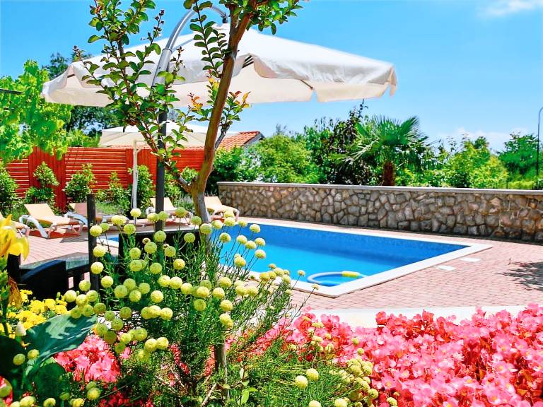 Holiday apartment with garden, BBQ & private pool — photo 2