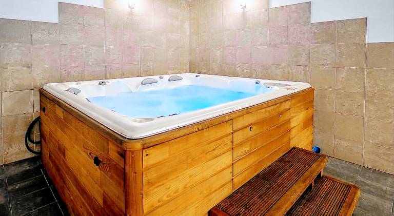 Apartment with hot tub — photo 5