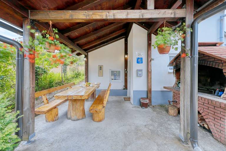Vacation home with patio, barbeque & garden | Mountain view — photo 2