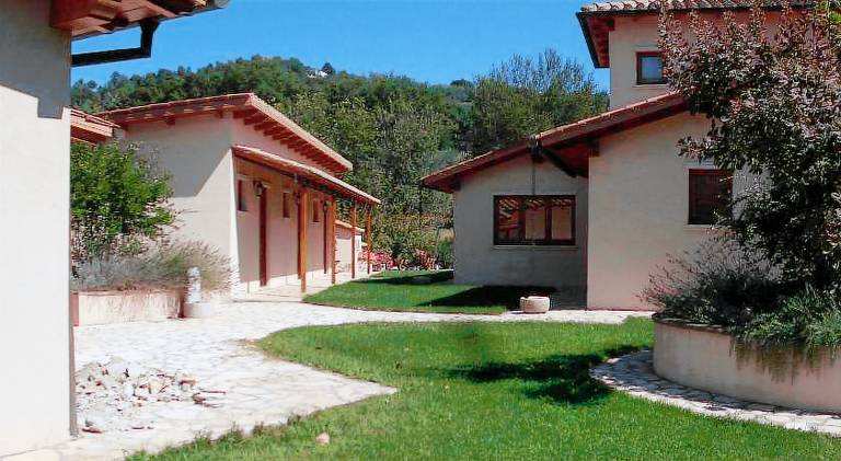 Pleasant serviced apartment with pool, barbeque & patio | Pets allowed — photo 4