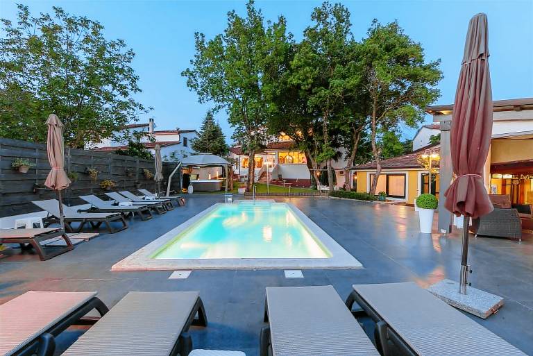 Apartment with terrace, private pool & yard | Pool view — photo 5
