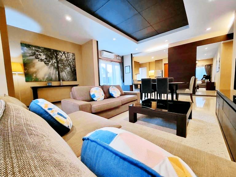 Villa with pool, yard & hot tub | Pet-friendly — photo 3
