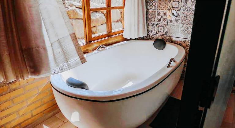 Lodge with hot tub — photo 3