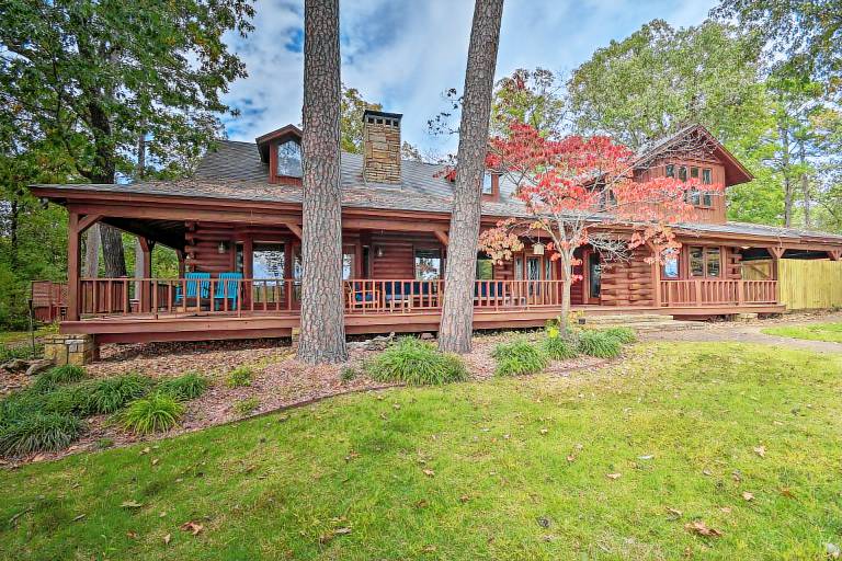 Hot Tub Grill Hilltop Log Cabin in Hot Springs
