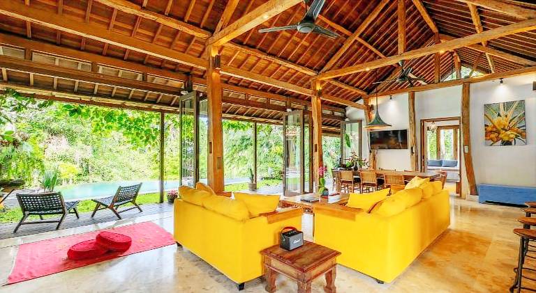 Villa with pool — photo 4
