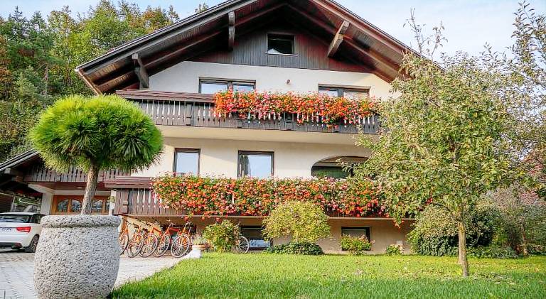 Holiday apartment with yard & terrace in Bled