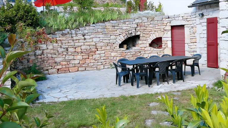 Fully equipped vacation home with BBQ, terrace & yard | Mountain view | Pet-friendly — photo 4