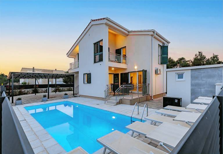 Villa with BBQ, terrace & pool — photo 2