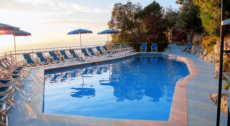 Serviced apartment with pool, patio & garden — photo 4