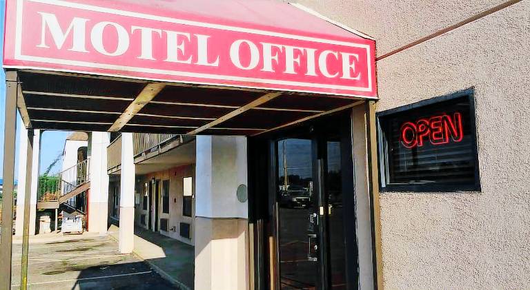 Deluxe Inn — photo 4