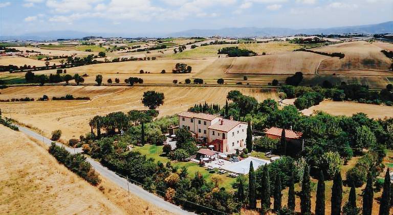 Farm with grill, pool & yard in Cortona