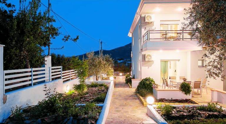 Rental apartment with patio, garden & grill — photo 4