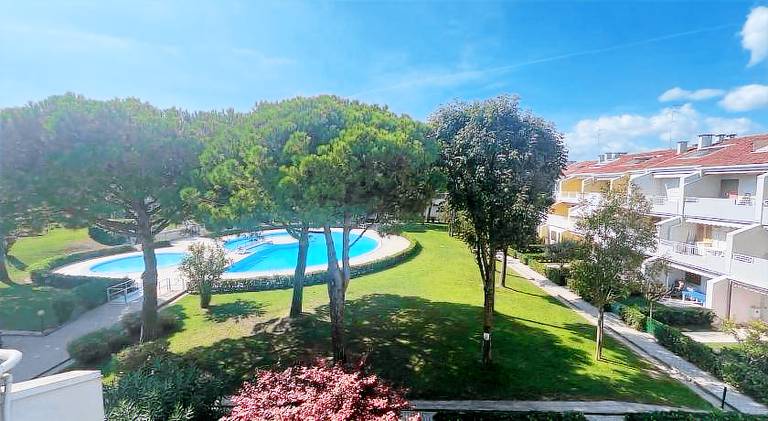 Apartment with pool, terrace & yard — photo 3