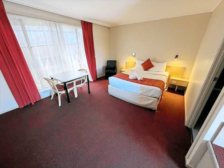 Motel  Croydon South