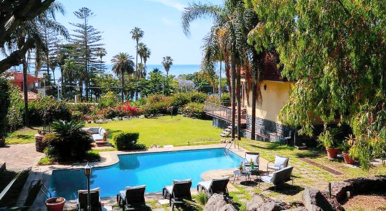 Villa with hot tub & pool | Pets allowed in Aci Castello