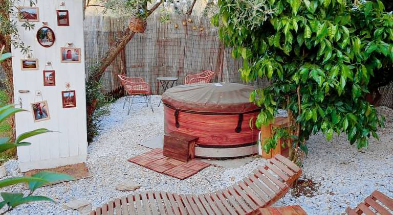 House with hot tub, barbecue & yard — photo 5