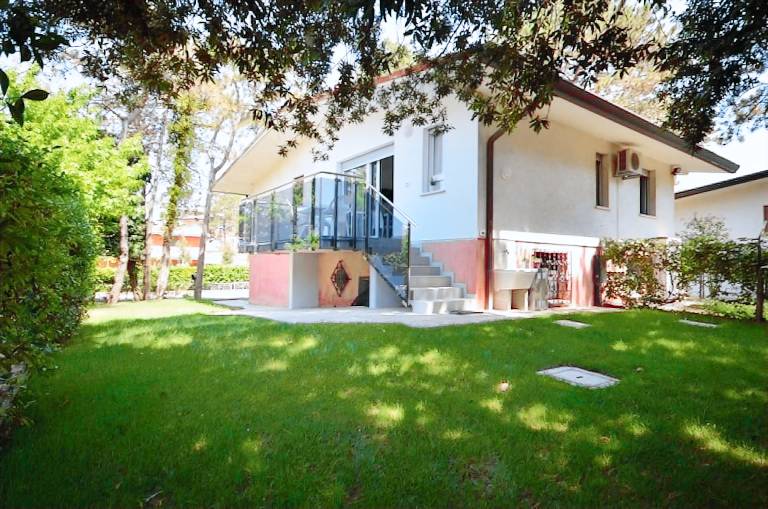 Villa with garden, patio & barbeque | Nature view in Lignano Sabbiadoro