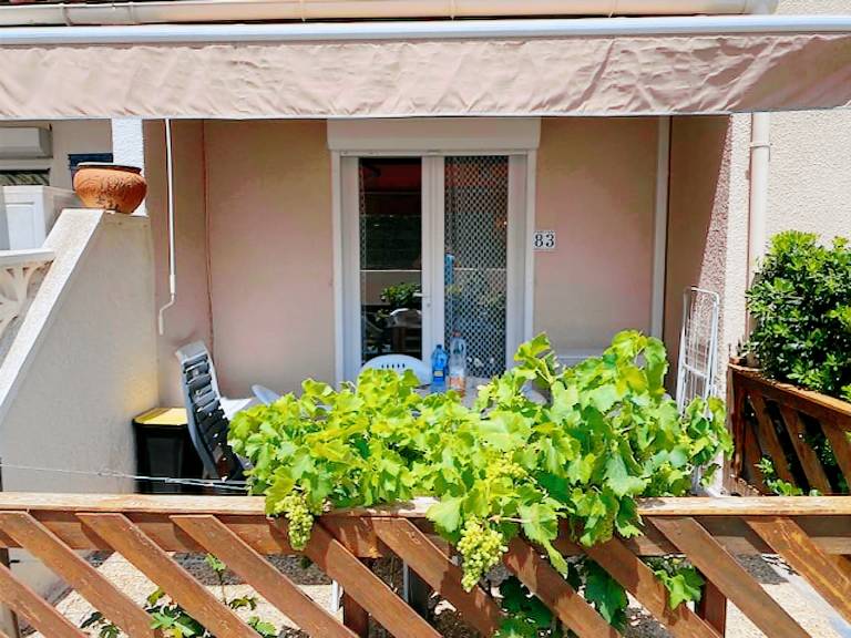 Charming Villa for 4 near Marin Lake with Terrace, Parking, and Beach Access - Pets Welcome — photo 3