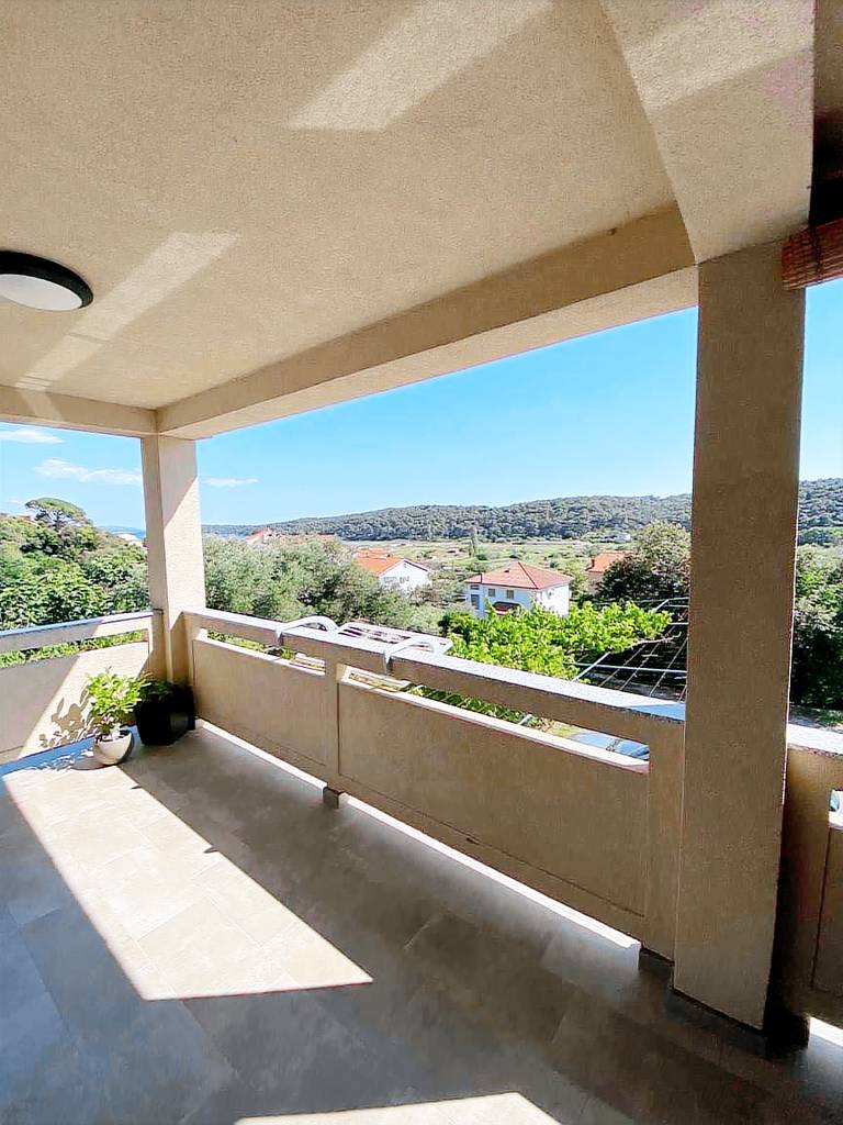 Apartment with patio, garden & barbeque — photo 4