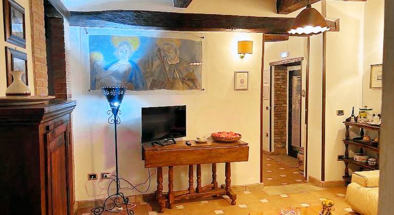 Beautiful serviced apartment with yard & patio | Perfect for remote work | Pet-friendly — photo 2
