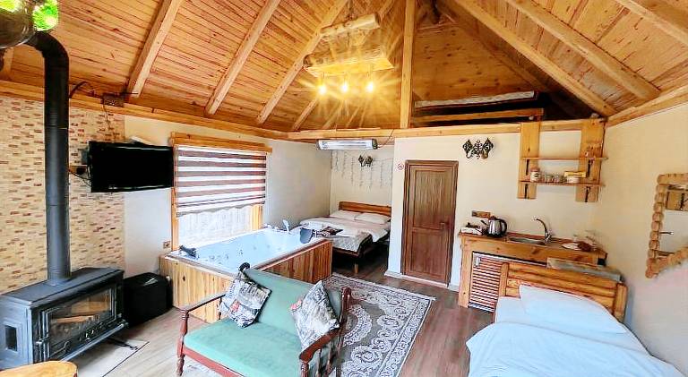 Charming vacation home with jacuzzi, patio & garden | Pets are welcome — photo 2