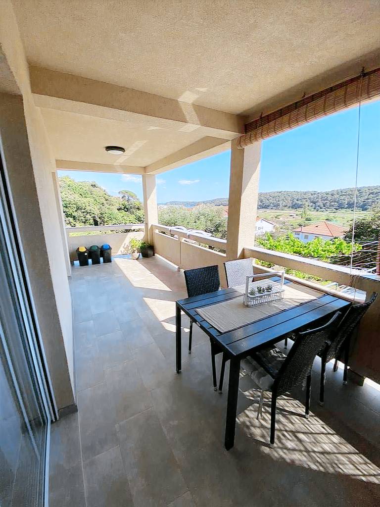 Apartment with patio, garden & barbeque — photo 3