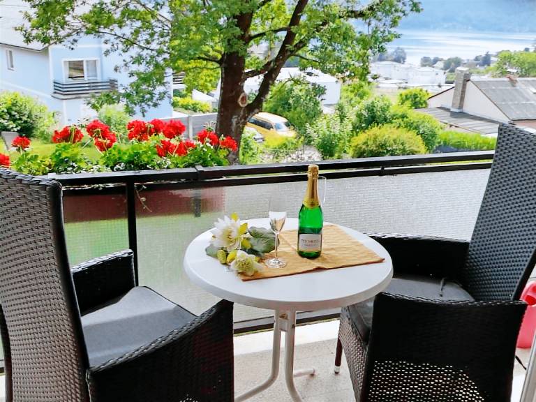 Rental apartment with garden & barbeque | Lake view — photo 2