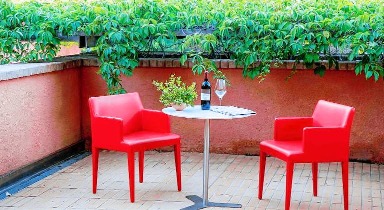 Serviced apartment with yard & patio — photo 4