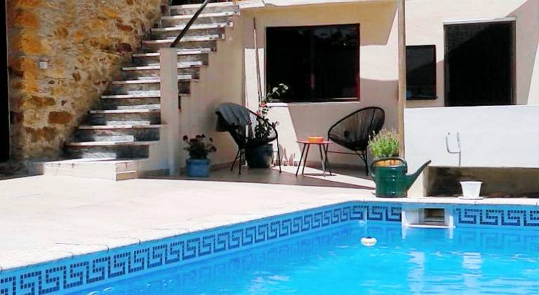 Vacation home with barbecue, pool & patio | Pets allowed in Coimbra