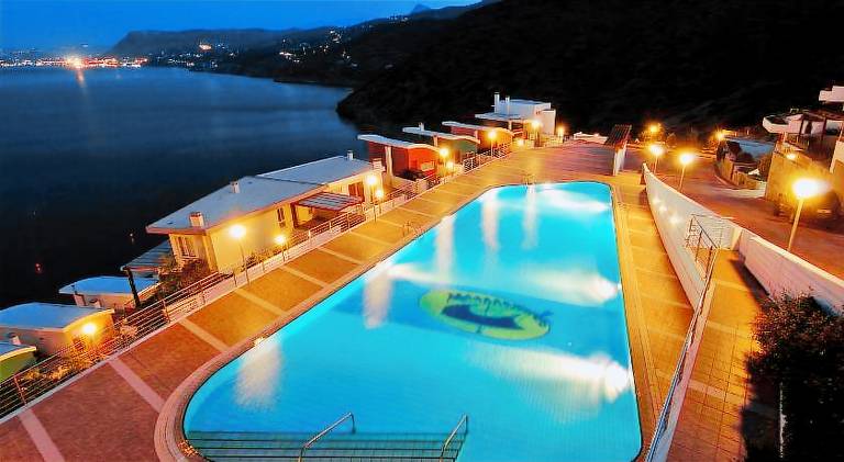 Fully equipped charming vacation home with terrace, pool & barbeque | Pets allowed — photo 2