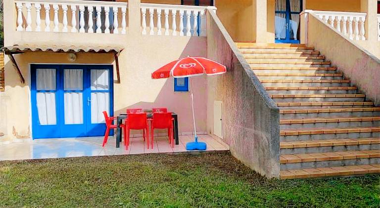 Rental apartment with patio, yard & grill — photo 5